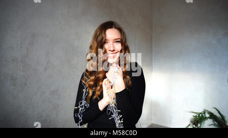 Jeune femme souriante, Looking at Camera avec les cheveux bouclés Banque D'Images