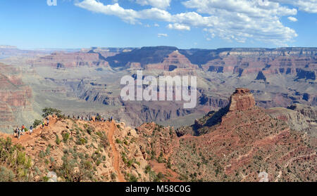 Grand Canyon National Park Ranger Randonnée guidée à Cedar Ridge. Un pas dans le panorama sur un ranger randonnée guidée au sud de Cedar Ridge Sentier Kaibab. Tous les jours à 8:00 en mai, et 7:00 heures à partir du 1er juin. Découvrez la beauté du canyon pendant la descente de 1 120 pieds (340 m) sur une piste non goudronnée. Cette dure 3 milles (5 km), Randonnée aller-retour n'est pas recommandé pour les personnes ayant des problèmes cardiaques ou respiratoires ou de la difficulté à marcher. Mettre 1 à 2 quarts (litres) d'eau, crème solaire, chapeau, des collations, et solides chaussures de randonnée. Comptez 3 heures pour faire de la randonnée. Le groupe dans cette photo est debout sur Banque D'Images