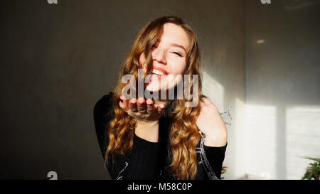 Jeune femme souriante, Looking at Camera avec les cheveux bouclés Banque D'Images