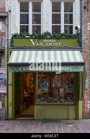 Façade de chocolatier boutique près de Grote Markt (place du marché), Bruges, Belgique Banque D'Images