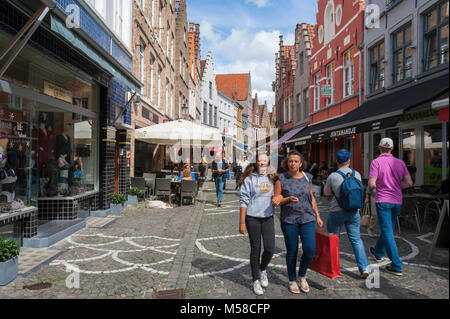 Mère et fille dans les bras sur Sint-Amandsstraat - une rue piétonne commerçante à Bruges, Belgique Banque D'Images