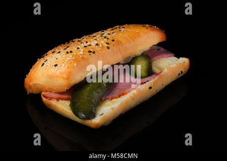 Hotdog sur fond sombre Banque D'Images