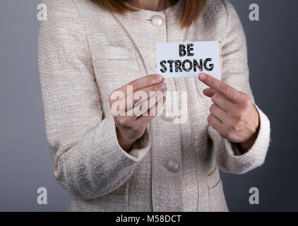 Être fort. Businesswoman holding une carte avec un texte de message Banque D'Images