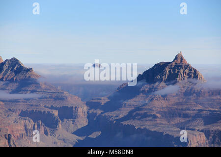 Plus de photos d'inversion. Un total rare inversion a été vu aujourd'hui par les visiteurs au Parc National du Grand Canyon. Cette vue est de Grandview Point sur la rive sud. Les inversions de nuages sont formés par l'interaction des masses d'air chaud et froid. Déc 2nd, 2013. Banque D'Images