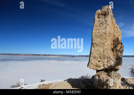 Plus de photos d'inversion. Un total rare inversion a été vu aujourd'hui par les visiteurs au Parc National du Grand Canyon. Cette vue est de Shoshone Point sur la rive sud. Les inversions de nuages sont formés par l'interaction des masses d'air chaud et froid. 1er décembre 2013. Banque D'Images