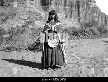 OO historique du Grand Canyon . Femme indienne HAVASUPAI, Fannie, BAANAHMIDA (heureux homme) DANS UNE ROBE LONGUE. Appareil photo face &AMP ; la tenue d'un panier tissé. Vers 1902. PEABODY. GRCA 24681 Banque D'Images