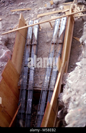 Canyon Trans (Pipeline) Historique La Construction du pont d'argent. Détail de Silver Bridge forme concrète pour l'ancrage du câble montrant d'acier et les barres de renforcement - avant la mise en place de béton, 1965. NPS Banque D'Images