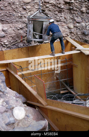 Canyon Trans (Pipeline) Historique La Construction du pont d'argent. Sur le point d'être en béton coulé dans une forme de contreplaqué pour l'une des chaînes du pont d'argent d'ancrages, 1965. NPS Banque D'Images