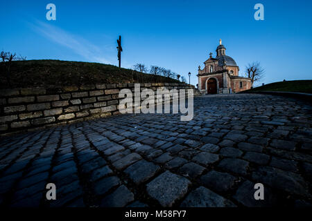 La 'MUUR' de Geraardsbergen est un célèbre montée du Tour des Flandres, une course cycliste en Belgique. La chapelle est sur le dessus. Banque D'Images