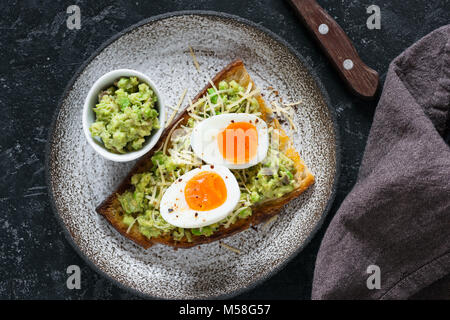 Toast aux œufs et avocado guacamole vue d'en haut. Collation santé, concept de saine alimentation Banque D'Images