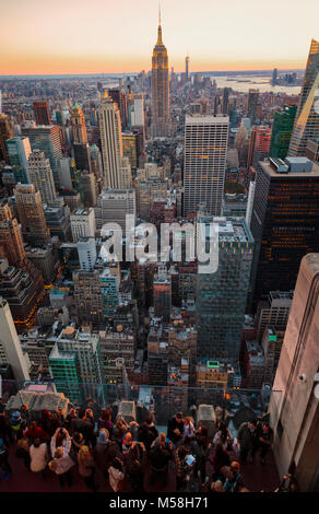 La ville de New York, État de New York, États-Unis d'Amérique. Vue sur l'île de Manhattan à l'Empire State Building. Vu de la Rockefeller Center T Banque D'Images