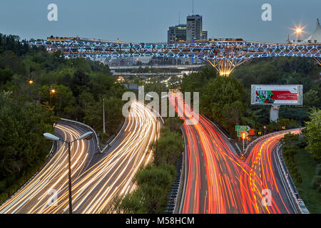 Téhéran, Iran - le 29 avril 2017 : Light trails de phares de voitures sur l'autoroute la nuit, Modares et Tabiat avec pont d'éclairage en soirée. Banque D'Images