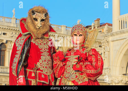 La beauté et la Bête pendant le Carnaval de Venise (Carnevale di Venezia) à Venise, Italie Banque D'Images
