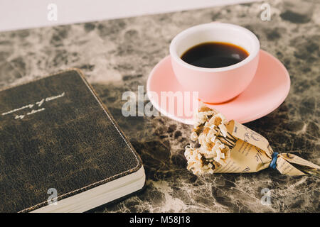 Café et fleurs sèches et vintage remarque sur la table Banque D'Images