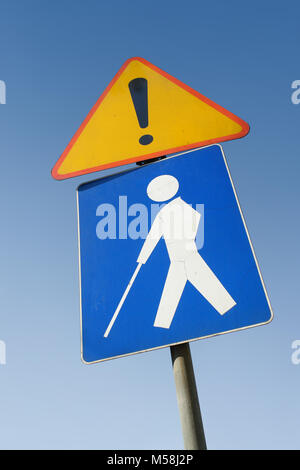 Personne aveugle road traffic sign plus de ciel bleu clair Banque D'Images