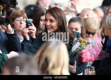 La duchesse de Cambridge détient fleurs qu'elle a été donnée comme elle est arrivée pour une visite à la caserne des arts centre à Sunderland. Banque D'Images