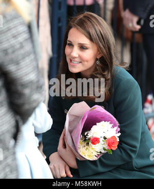 La duchesse de Cambridge détient fleurs qu'elle a été donnée comme elle est arrivée pour une visite à la caserne des arts centre à Sunderland. Banque D'Images