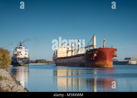 Vraquier Federal Elbe passant par le Canal Welland comme la Radcliffe R. Latimer prépare top ouvrir le verrou 1 Banque D'Images