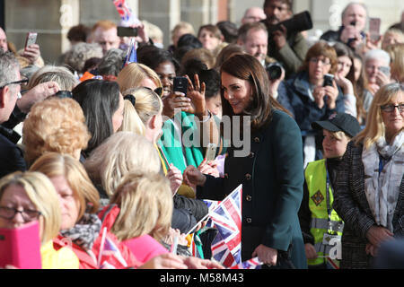 La duchesse de Cambridge s'adresse aux membres de la foule lors de son arrivée à la Caserne Arts Centre à Sunderland. Banque D'Images