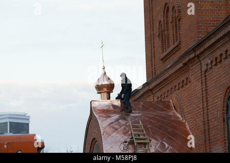 KAZAN, Russie, 19 novembre 2016, la réparation de toiture Couvreur de vieux croyants orthodoxe Église ' jour froid en hiver Banque D'Images