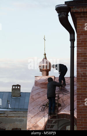 KAZAN, Russie, 19 novembre 2016, deux travailleurs de la réparation de toiture Couvreur de vieux croyants orthodoxe Église ' jour froid en hiver Banque D'Images