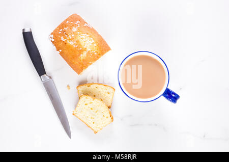 Une tasse de thé et de gâteau au citron sur un dessus marbre. Banque D'Images
