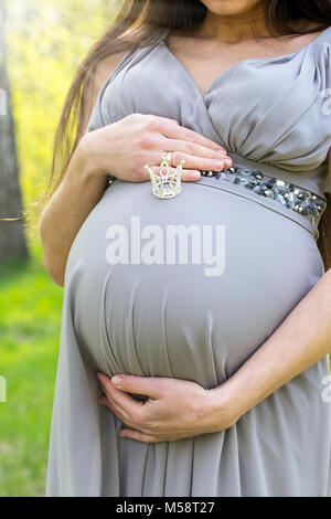 Femme enceinte, close-up Banque D'Images