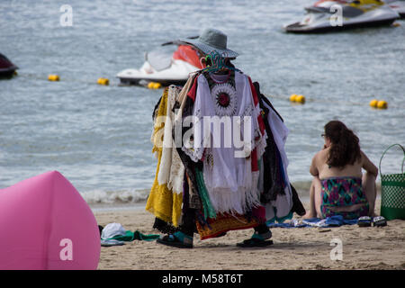 Rue / vendeur de plage sur la plage de Patong en Thaïlande vente de vêtements Banque D'Images