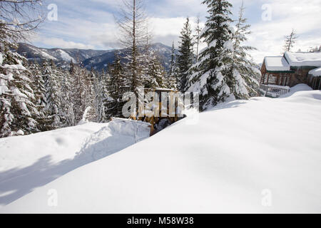 02/19/2018 La neige. Une chenille en caoutchouc 950 chargeur articulé déblayer la neige sur une route de montagne au nord de Noxon, dans la région de Sanders Comté du Montana. Banque D'Images