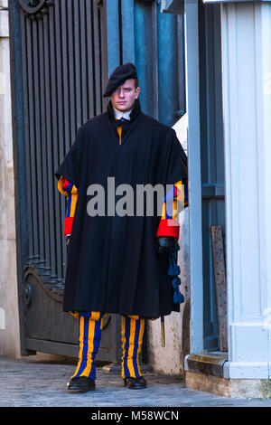 Les membres de la Garde Suisse Pontificale au Vatican garde St Peters Basilica Rome Roma Lazio Italie Banque D'Images