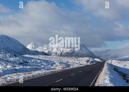 L'A82, alors qu'il passe l'emblématique montagne Buachaille Etive Mor (le Berger de Etive) dans la région de Glencoe, Ecosse, Royaume-Uni Banque D'Images
