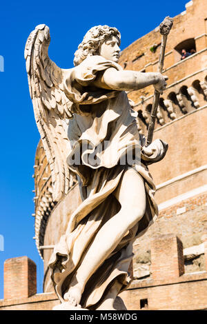 Ange baroque du Bernin sculptures Ponte Sant'Angelo bridge avec le Castel Sant'Angelo (Château de Saint Ange). Rome. Le Latium. L'Italie. Banque D'Images