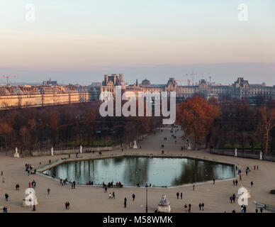 PARIS, FRANCE - CIRCA DÉCEMBRE 2016 : Vue aérienne de la grande roue du Jardin des Tuileries et le palais du Louvre. Banque D'Images