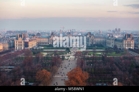 PARIS, FRANCE - CIRCA DÉCEMBRE 2016 : Vue aérienne de la grande roue du Jardin des Tuileries et le palais du Louvre. Banque D'Images