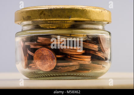 Groupe de pièces et billets en euros dans un bocal en verre. Euro argent. Arrière-plan flou. Monnaie de l'Union européenne. Banque D'Images