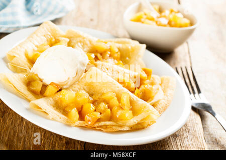 Crêpes maison avec pommes et crème fouettée Banque D'Images