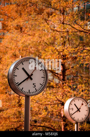 Horloges en automne à Canary Wharf Banque D'Images