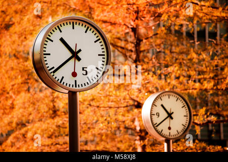 Horloges en automne à Canary Wharf Banque D'Images