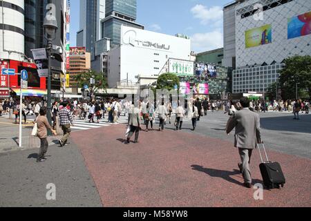 TOKYO, JAPON - 11 MAI 2012 : les gens à pied le passage à Hachiko Shibuya, Tokyo. Croisement de Shibuya est l'un des endroits les plus achalandés à Tokyo et est reconnu Banque D'Images