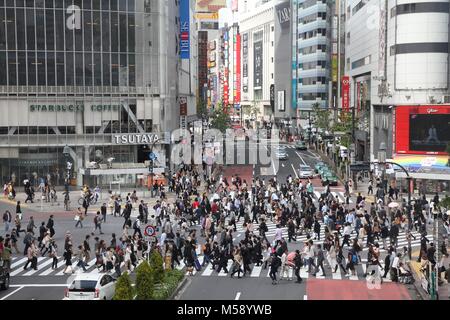 TOKYO, JAPON - 11 MAI 2012 : les gens à pied le passage à Hachiko Shibuya, Tokyo. Croisement de Shibuya est l'un des endroits les plus achalandés à Tokyo et est reconnu Banque D'Images