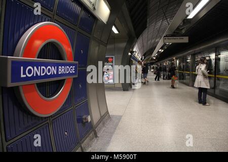 Londres - le 13 mai : voyageurs d'attente à la station de métro London Bridge, le 13 mai 2012 à Londres. Le métro de Londres est le 11e système de métro la plus achalandée wo Banque D'Images