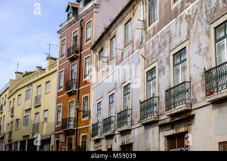 Ruelles et Apartmentsof quartier Alfama, Lisbonne, Portugal Banque D'Images