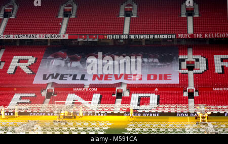 Manchester, UK 6 février 2018. Les partisans de Manchester United et les amis et la famille des personnes impliquées dans l'accident d'avion Munich rendre hommage o Banque D'Images