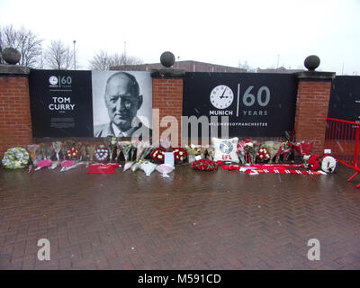 Manchester, UK 6 février 2018. Les partisans de Manchester United et les amis et la famille des personnes impliquées dans l'accident d'avion Munich rendre hommage o Banque D'Images