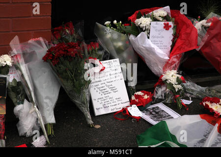 Manchester, UK 6 février 2018. Les partisans de Manchester United et les amis et la famille des personnes impliquées dans l'accident d'avion Munich rendre hommage o Banque D'Images