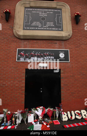 Manchester, UK 6 février 2018. Les partisans de Manchester United et les amis et la famille des personnes impliquées dans l'accident d'avion Munich rendre hommage o Banque D'Images