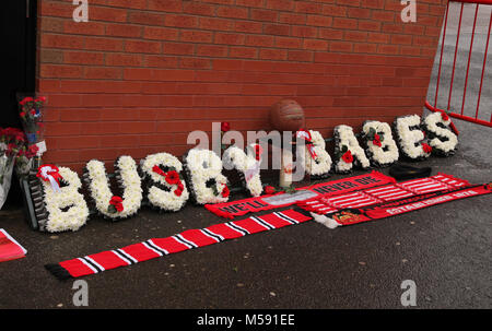 Manchester, UK 6 février 2018. Les partisans de Manchester United et les amis et la famille des personnes impliquées dans l'accident d'avion Munich rendre hommage o Banque D'Images