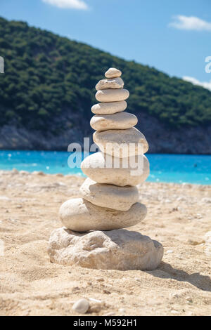 L'équilibrage de la pierre à la plage Banque D'Images