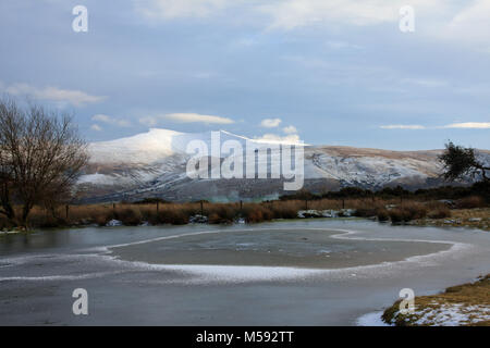 Étang glacé à Mynydd Illtud, commun avec Pen Y Fan de maïs et du parc national de Brecon Beacons, Powys, Wales Banque D'Images