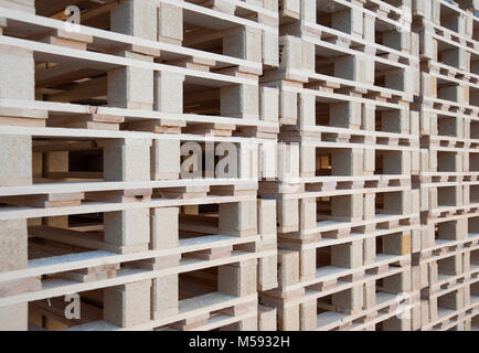 Un mur de palettes en bois empilés les uns au-dessus des autres Banque D'Images